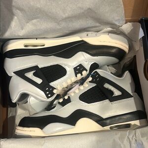 Air Jordan 4 retro gs pure platinum/ metallic gold size 5 youth brand new in box